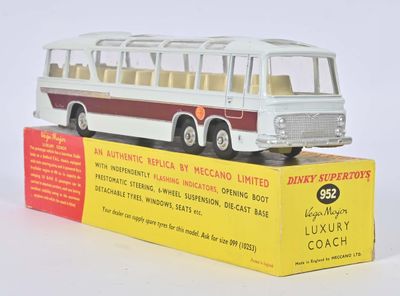 un bus jouet posé sur le dessus d'une boîte
