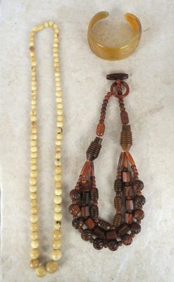 un collier, un bracelet et une bague posés sur une table