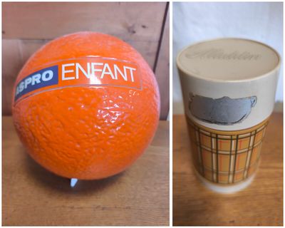 deux photos d'une orange et d'une tasse posées sur une table