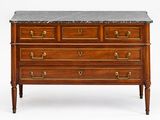 une commode ancienne avec dessus en marbre