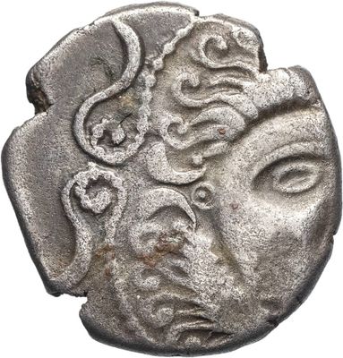 gros plan d'une pièce d'argent avec un visage dessus