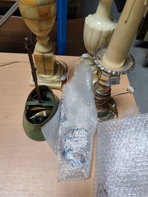 une table sur laquelle se trouvent un vase, un bougeoir et un rouleau de papier bulle
