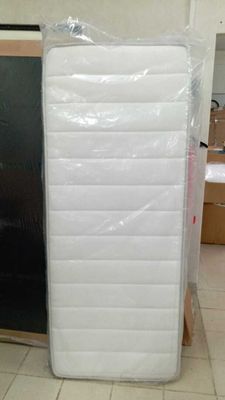 un matelas posé à même le sol dans la chambre
