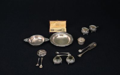 beaucoup d'objets en argent posés sur une table