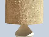 une lampe de table blanche avec un abat-jour beige