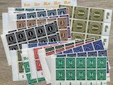 tout un tas de timbres différents sur la table