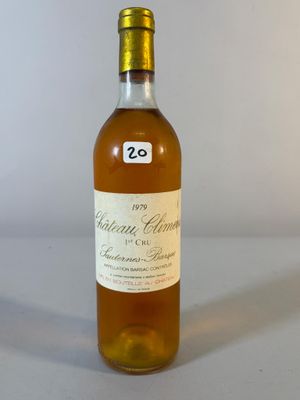 une bouteille de vin posée sur une table