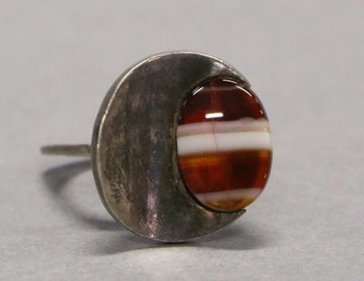 BAGUE en argent orné d'un disque d'agate. En règle.