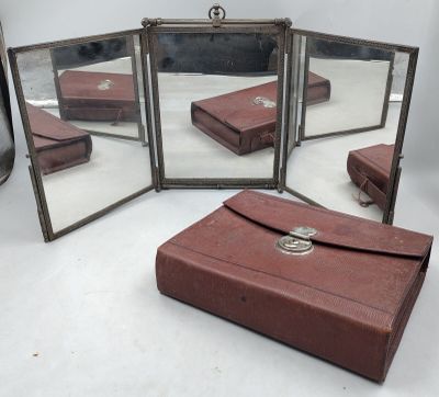 un miroir devant lequel se trouve un meuble
