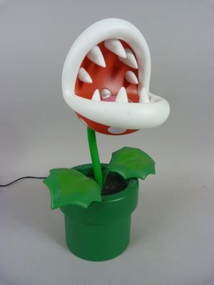 une plante en plastique qui a une bouche sur la tête