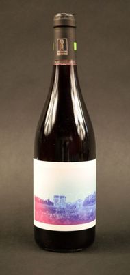 une bouteille de vin posée sur une table