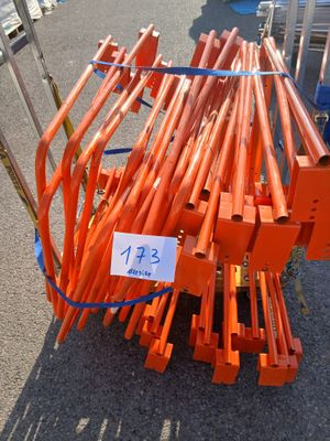 un gros tas de tuyaux orange par terre