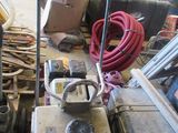 beaucoup de bric-à-brac dans un garage rempli d'outils