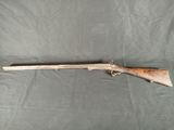 un fusil avec un canon en bois et une poignée en bois
