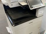 une imprimante posée sur une autre imprimante
