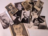 plusieurs vieilles photos en noir et blanc d'hommes et de femmes posées sur une table