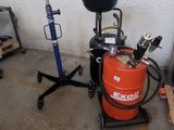 une photo d'un garage avec des outils par terre