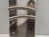 une photo d'une poignée de porte en métal sur un porte-cartes