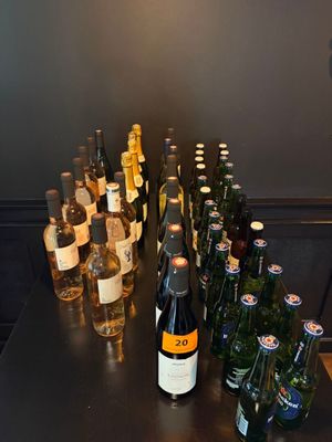 des bouteilles de vin sont alignées sur une table dans une pièce