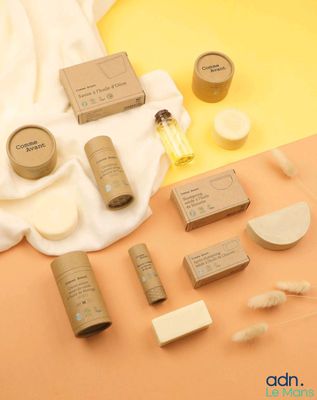 la composition d'un produit de soin pour la peau est présentée sur un fond jaune