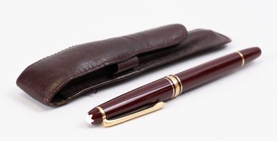 étui à stylos en cuir contenant un stylo et un stylo à bille, sur fond blanc