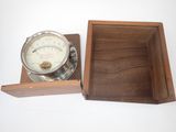 une boîte en bois avec une horloge à l'intérieur