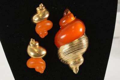 un gros plan d'un collier et d'une boucle d'oreille sur un mannequin