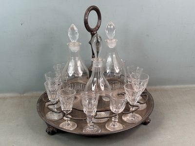 un plateau en argent sur lequel sont posés des verres à vin et une bouteille