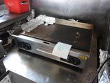 une photo d'une cuisine professionnelle équipée d'une cuisinière et d'autres appareils électroménagers