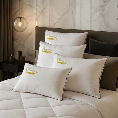 trois oreillers posés sur un lit dans une chambre d'hôtel