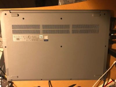 un ordinateur portable posé sur un bureau en bois