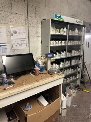 un ordinateur posé sur un bureau au milieu d'une pièce