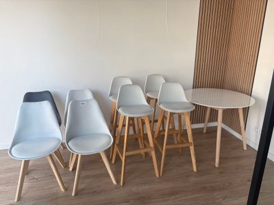 six chaises et une table dans une pièce