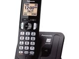 gros plan d'un téléphone sur un support sur fond blanc
