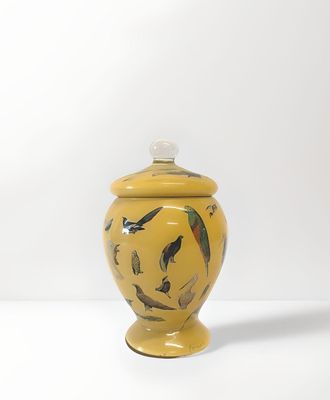 Vase couvert de forme ovoïde en verre à décor polychrome de …