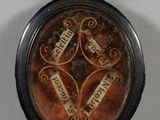 une photo d'une photo d'une horloge sur laquelle figurent des mots