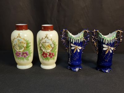 trois vases sont posés côte à côte sur une surface noire