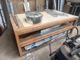 une table sur laquelle est posé un saladier, dans une pièce