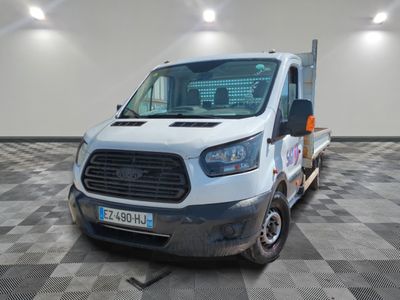 un camion blanc garé dans une pièce