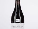 une bouteille de vin posée sur une table
