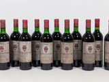 six bouteilles de vin rouge alignées