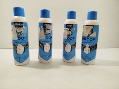 trois bouteilles de nettoyant pour sanitaires posées sur un plan de travail blanc