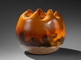 un vase sur lequel est représenté un paysage