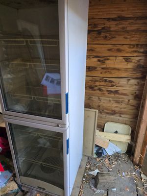 un réfrigérateur qui se trouve dans le coin d'une pièce