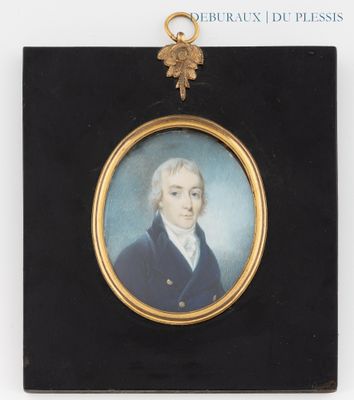 Une vieille photo représentant un homme vêtu d'un manteau bleu est accrochée au mur.