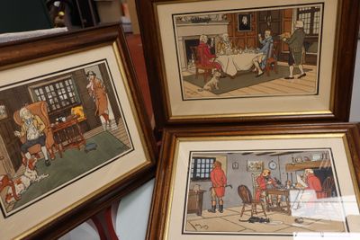 trois photos encadrées représentant des personnes et des chiens dans un salon
