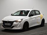 la voiture blanche est garée dans une pièce au sol en damier