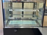 une vitrine en verre dans un magasin qui est vide