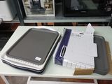 un ordinateur portable posé sur une table à côté d'un micro-ondes