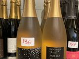 plusieurs bouteilles de vin sont alignées sur un comptoir